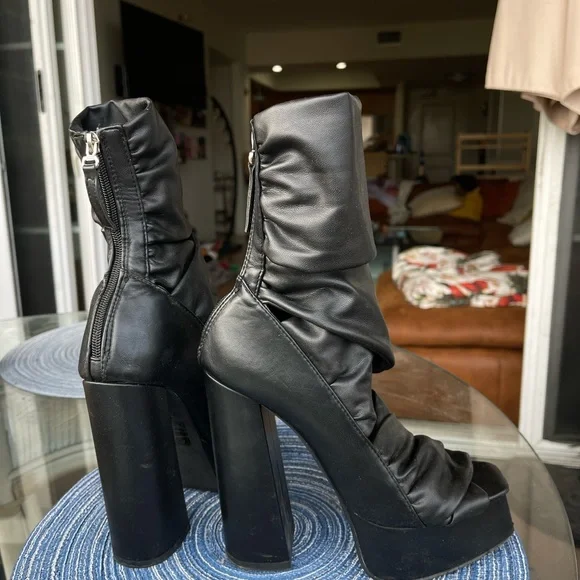 Chic Black Platform Boots - Picture 3 of 8